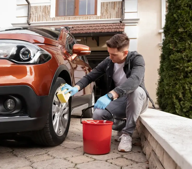 Lavage auto à domicile Puyoô : professionnel intervenant sur un véhicule